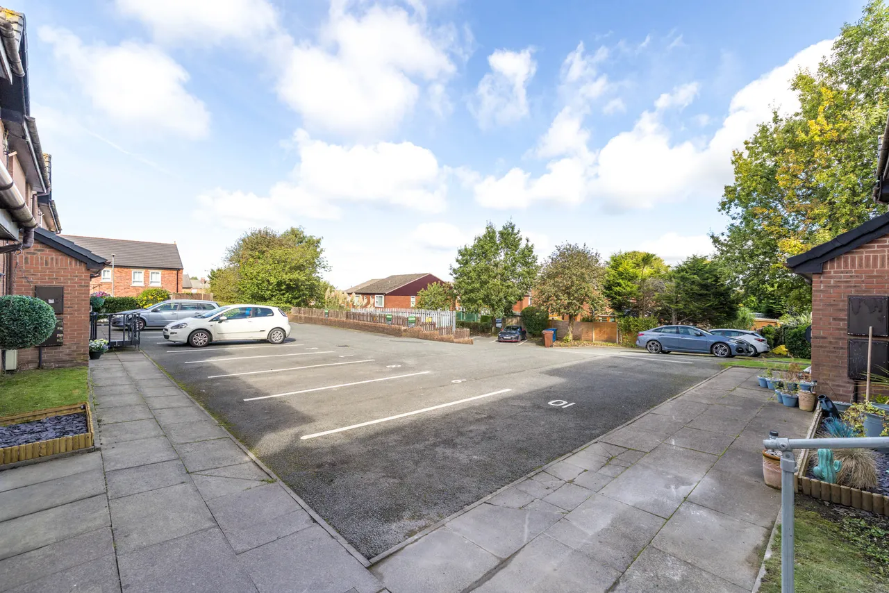 St. James Court, Standish, WN6, photo 8