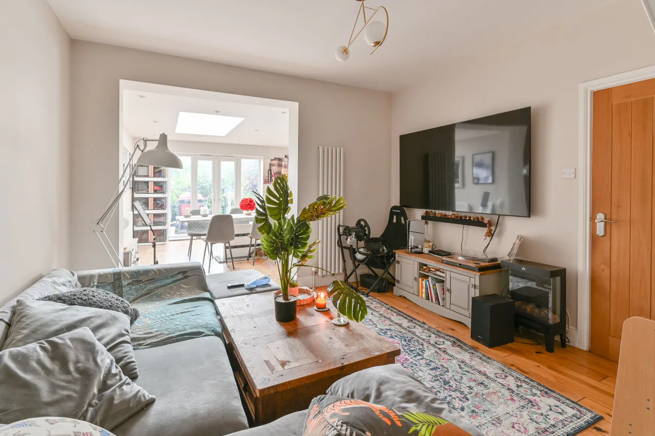 70 Mayday Gardens, London, photo 5