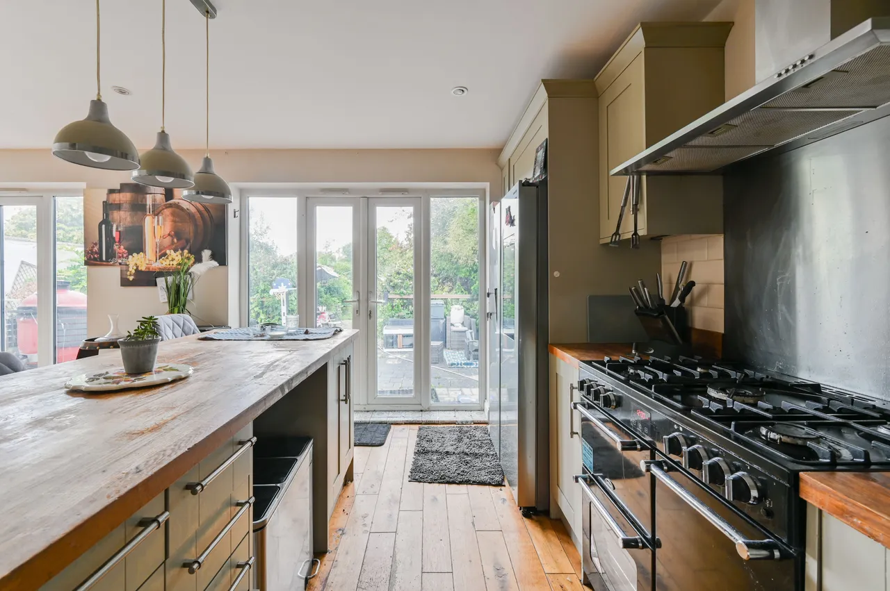 70 Mayday Gardens, London, photo 7