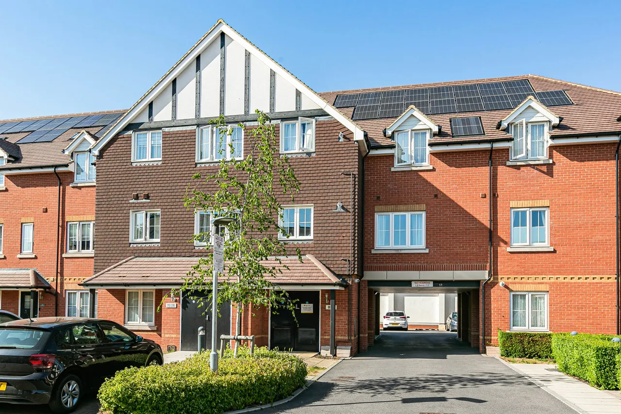 2 bed flat for sale, Gatehouse Close, Ashford, TW15