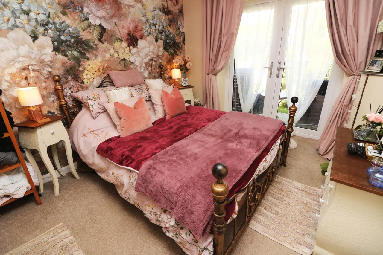 Knights Close, Surrey Egham, TW20, photo 10