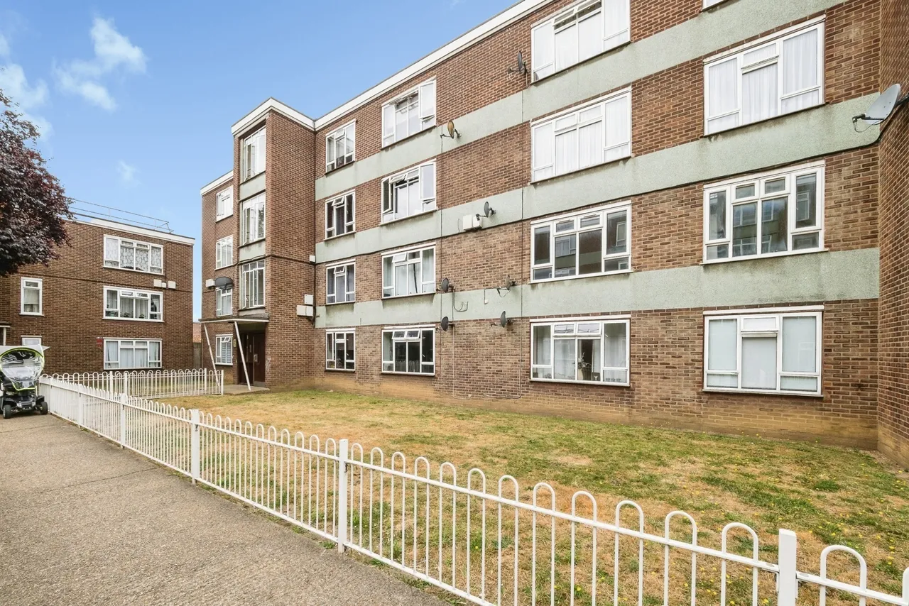 2 bed flat for sale — Diban Court, Diban Avenue, Hornchurch, RM12