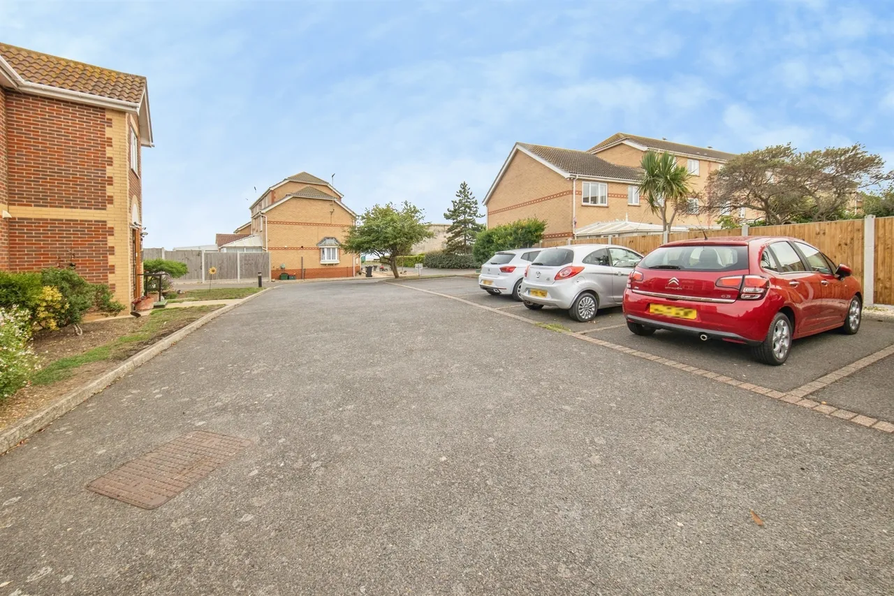 Hastings Avenue, Clacton-On-Sea, CO15, photo 12