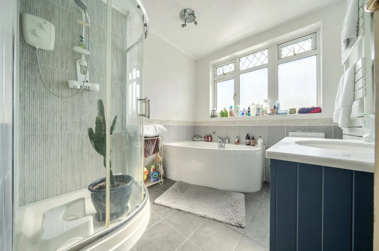 5 bed house for sale — Sundial Avenue, London, SE25