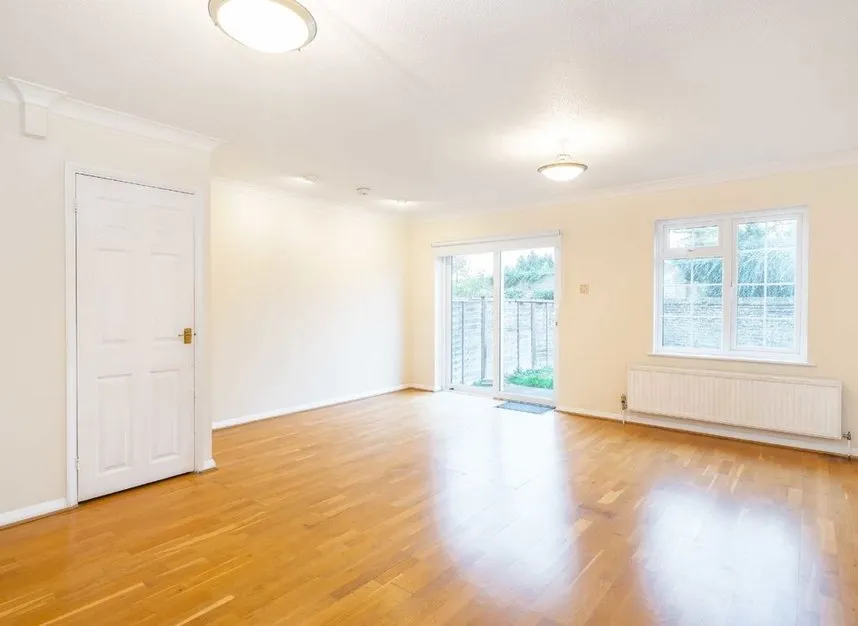 Langham Place, Chiswick, W4, photo 2