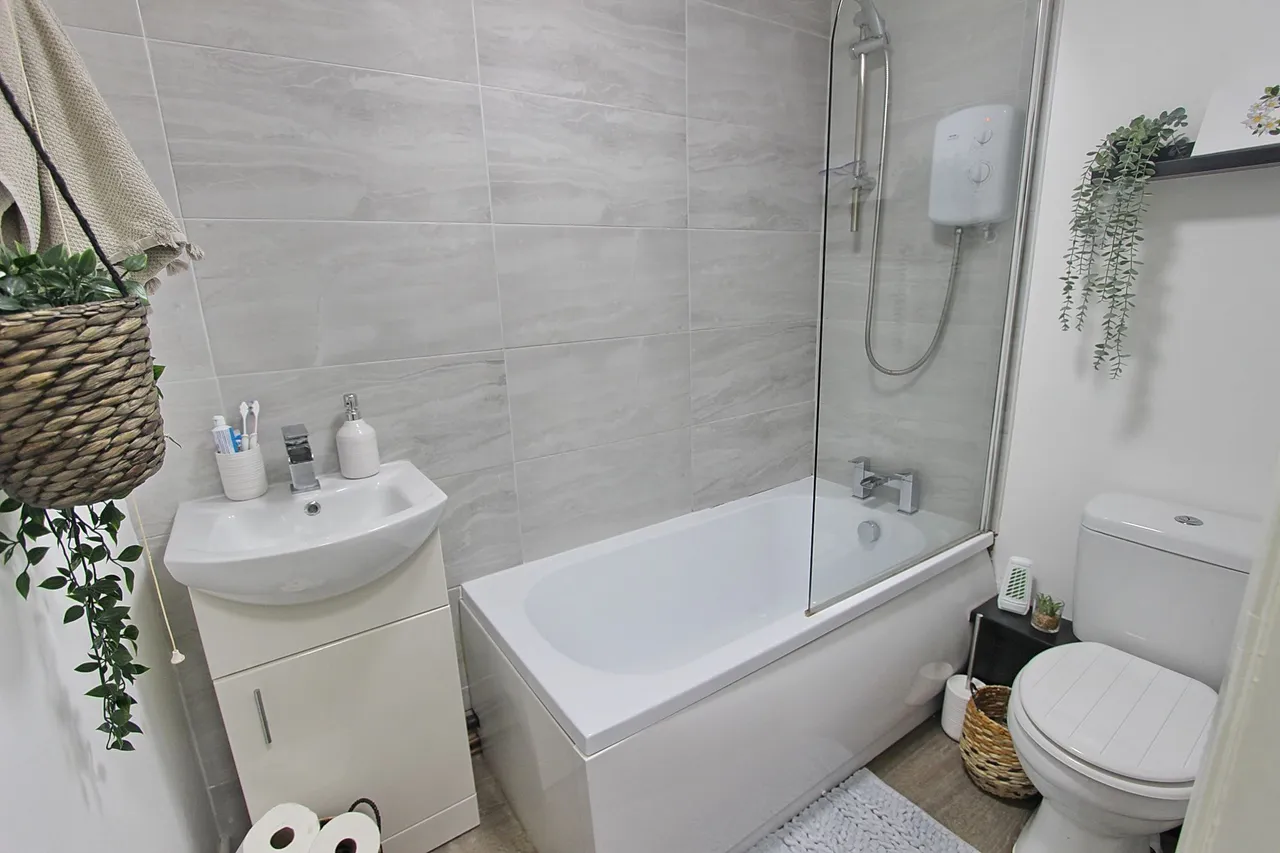 Baguley Crescent, Middleton, M24, photo 10