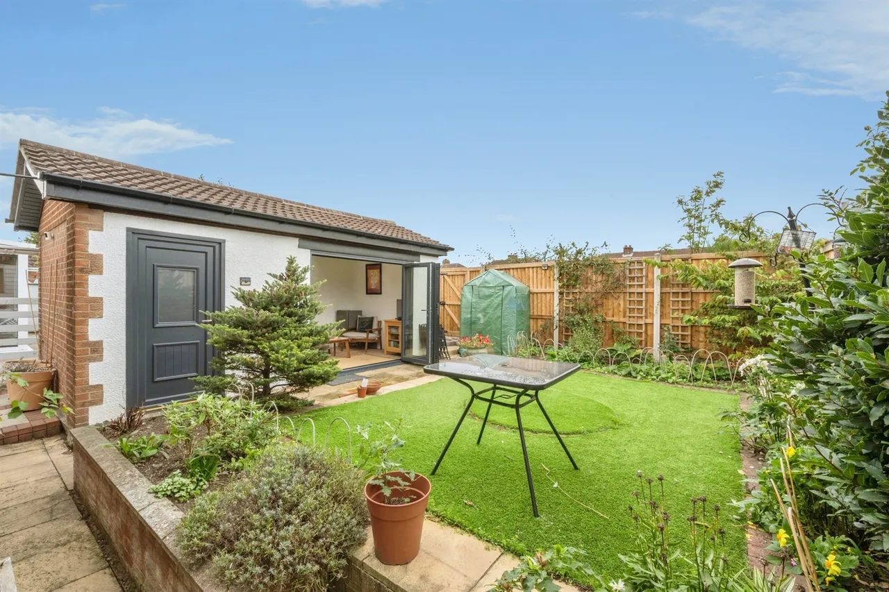 Bretton Close, Dunscroft, DN7, photo 16