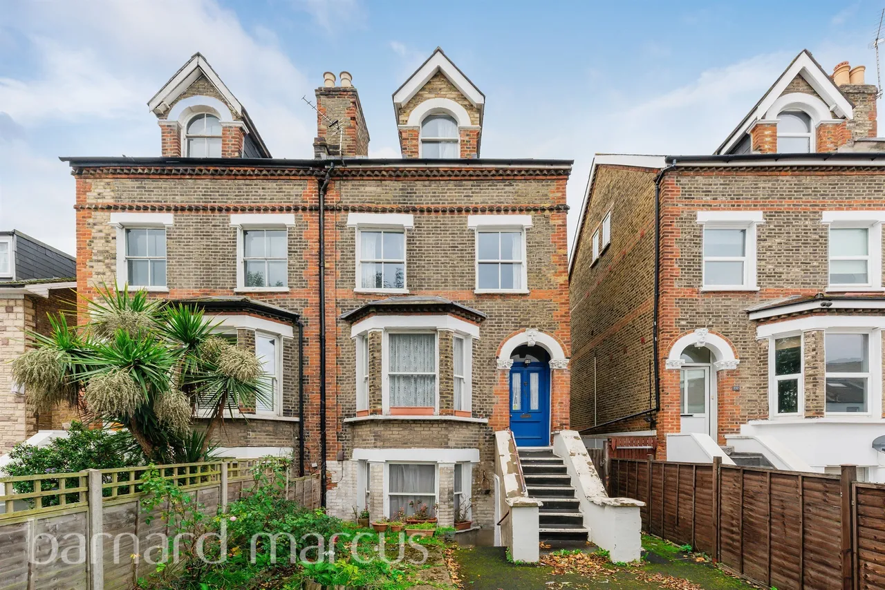 3 bed flat for sale — Merton Road, London