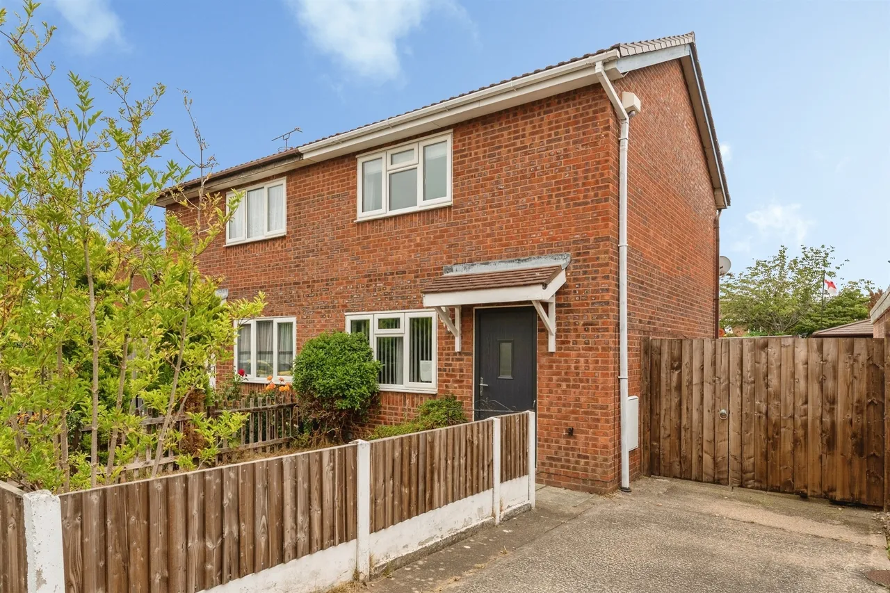 2 bed house for sale — Griffin Close, Chester