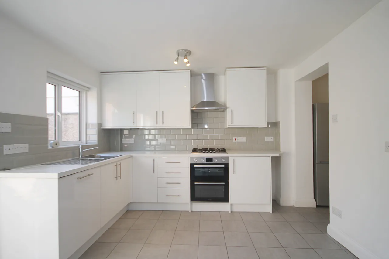 Robin Hood Way, Greenford, UB6, photo 5