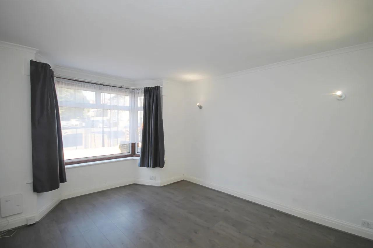 Robin Hood Way, Greenford, UB6, photo 2