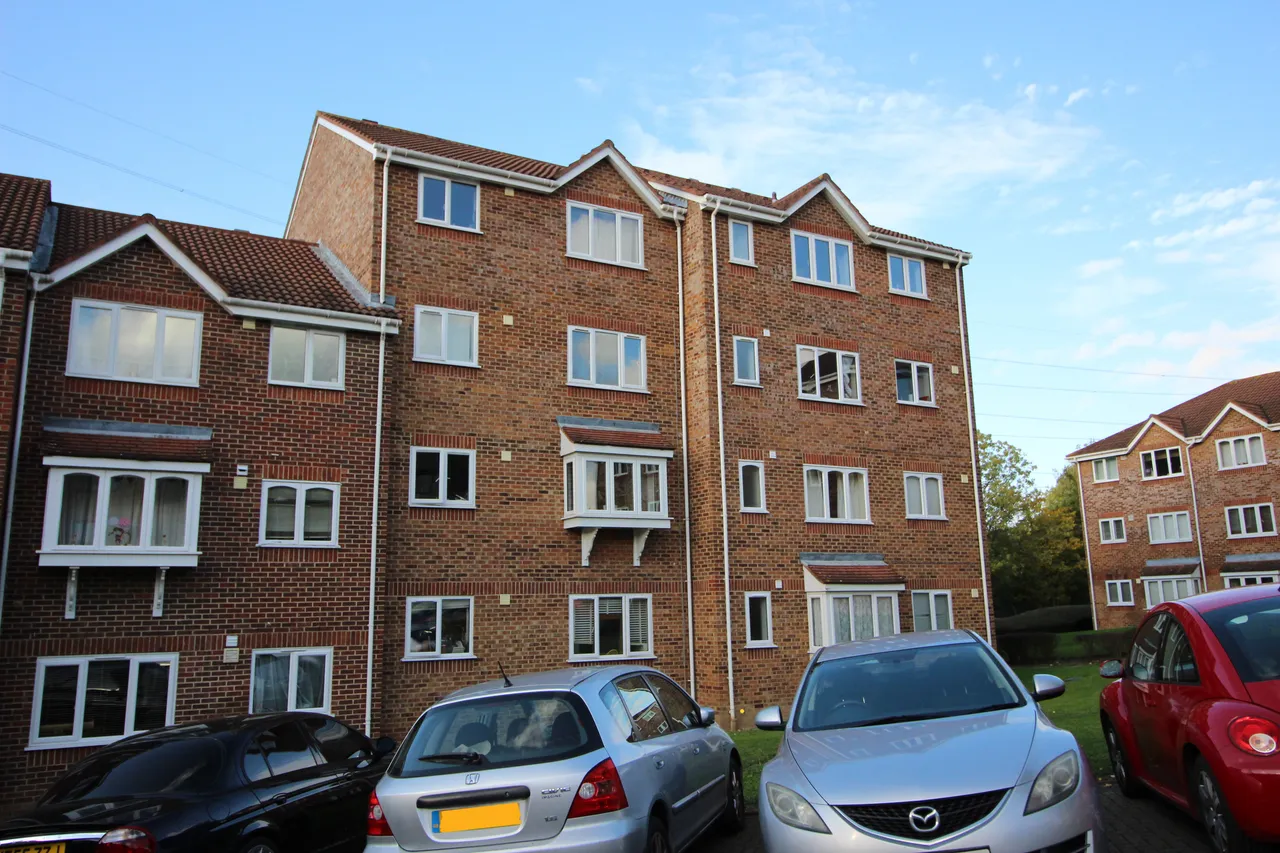 1 bed property to rent, Percy Gardens, Worcester Park, KT4