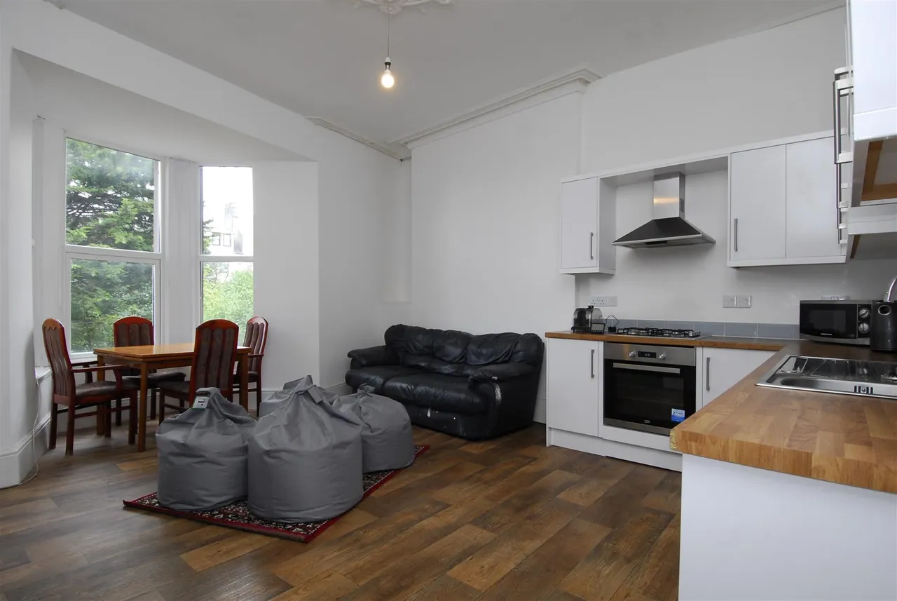 4 bed flat to rent, Lisson Grove, Plymouth