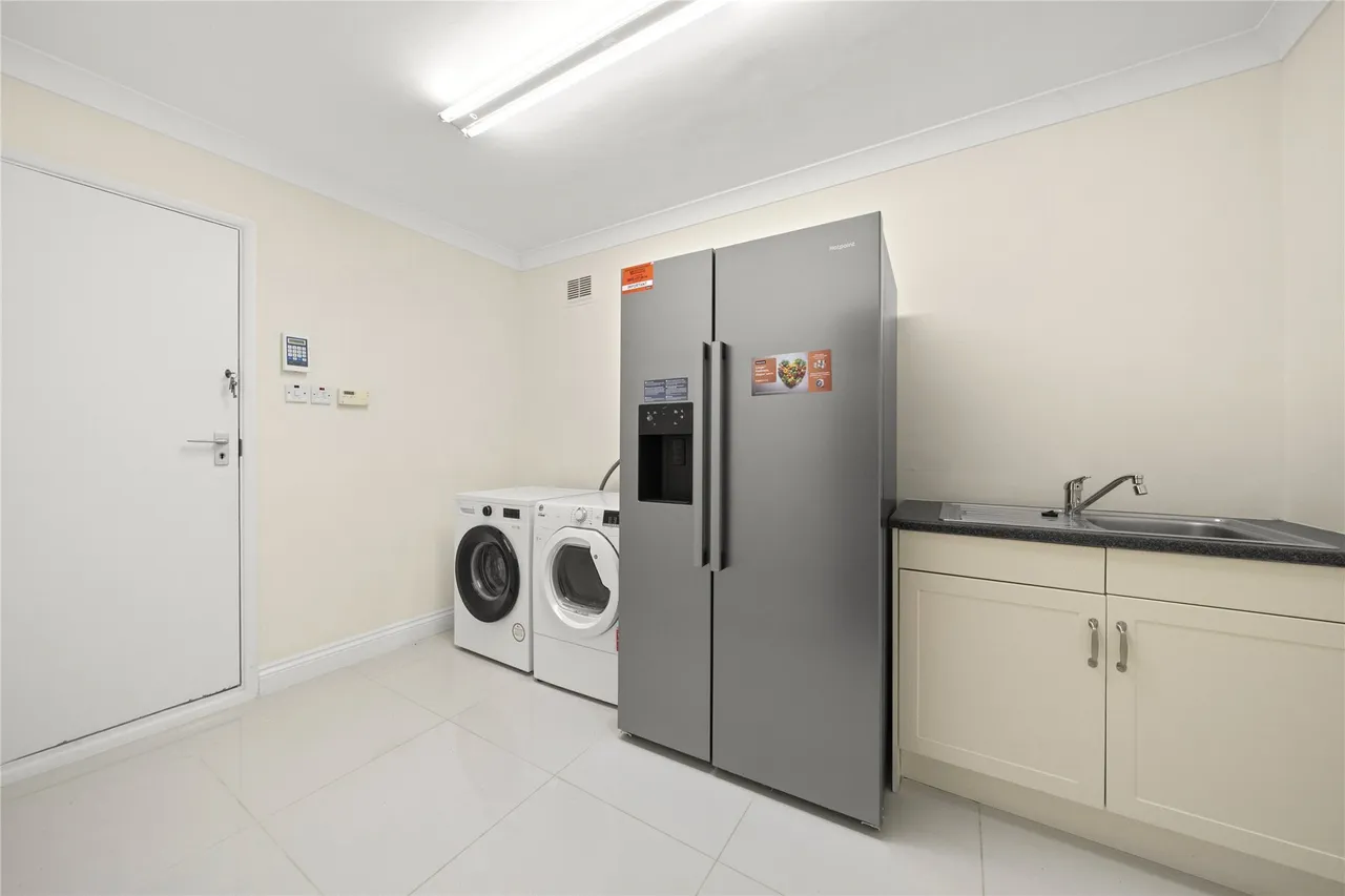 Pine Walk, Cobham, KT11, photo 10