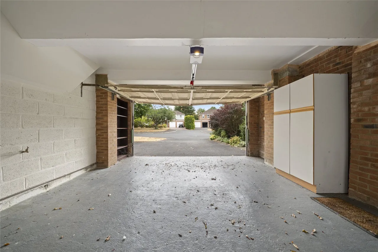 Pine Walk, Cobham, KT11, photo 11