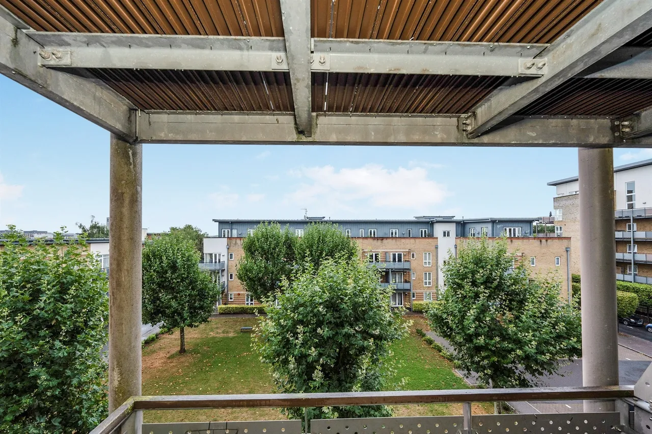 Metropolitan Station Approach, Watford, photo 10