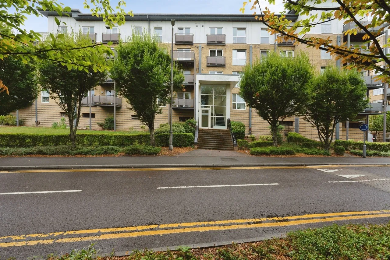 Metropolitan Station Approach, Watford, photo 11
