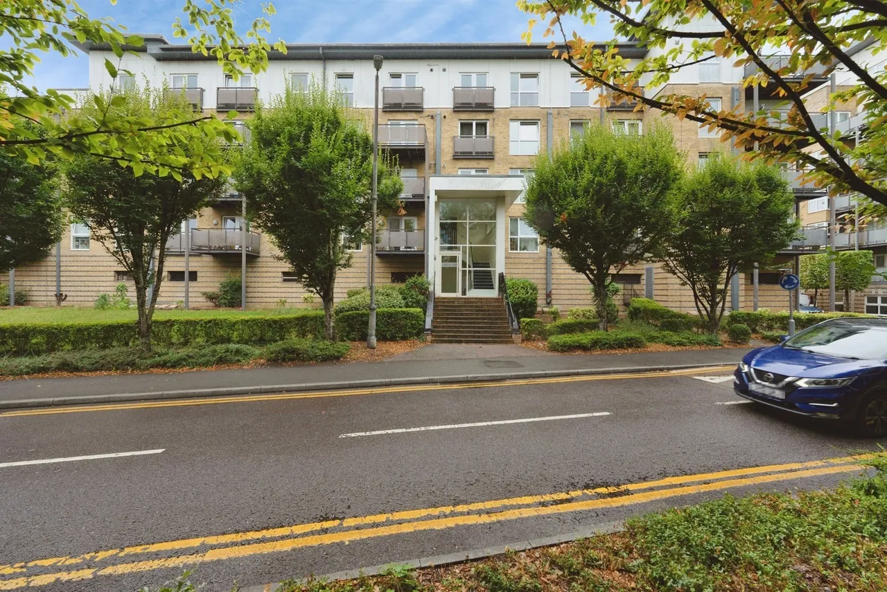 2 bed flat for sale — Metropolitan Station Approach, Watford