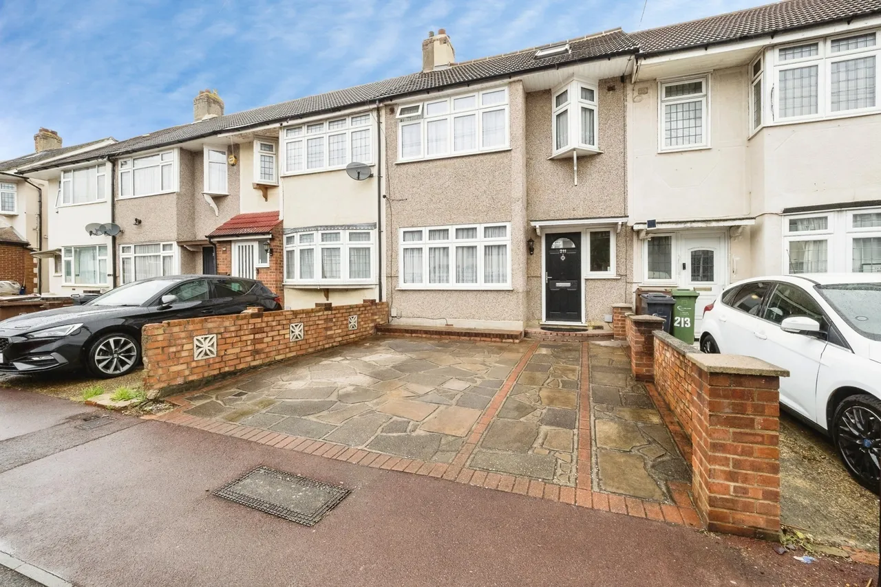 3 bed house for sale, Western Avenue, Dagenham, RM10