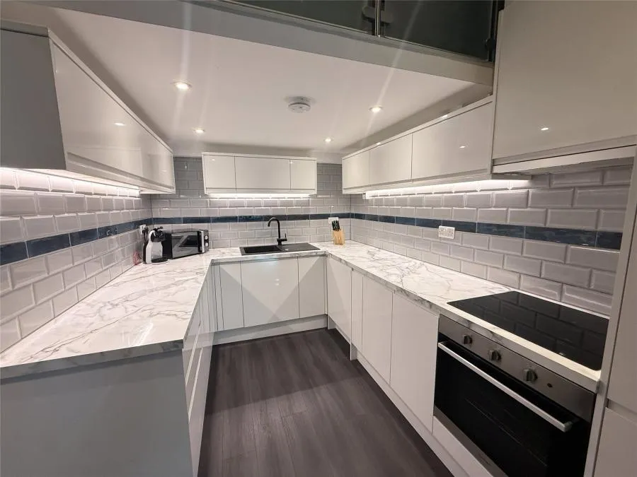 2 bed flat to rent, High Street, BR6
