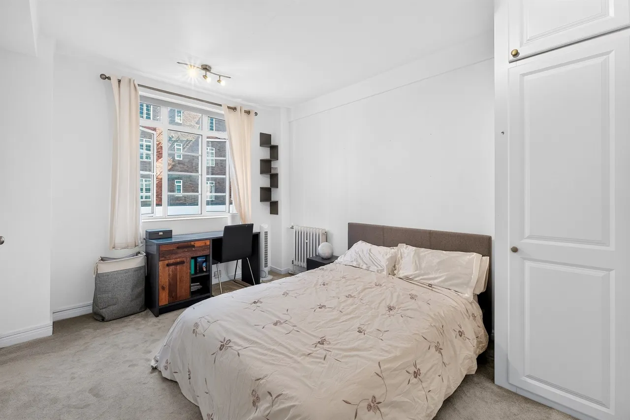 Hammersmith Road, London, W6, photo 9