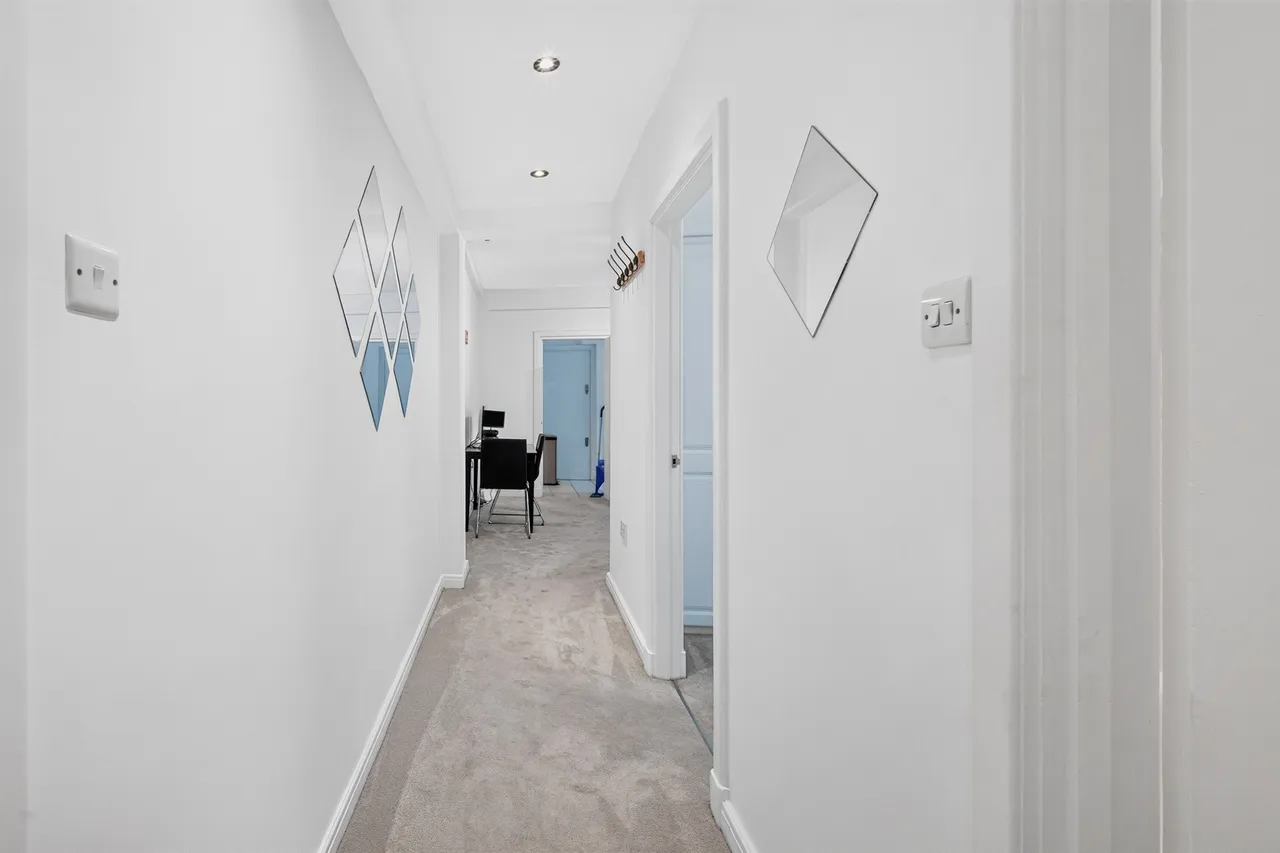 Hammersmith Road, London, W6, photo 11