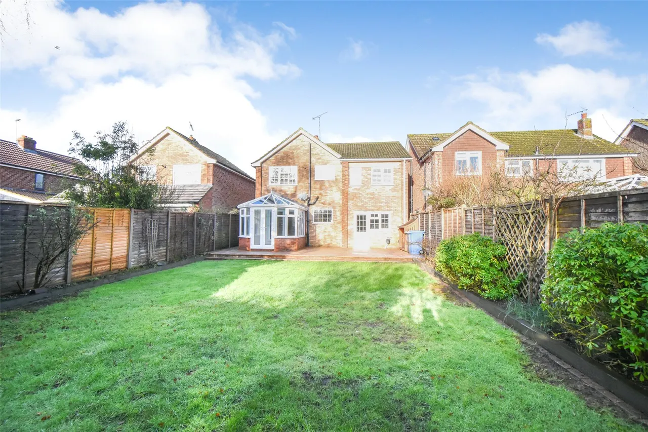 Bell Meadow Road, Hook, Hampshire, RG27 9HJ, photo 2
