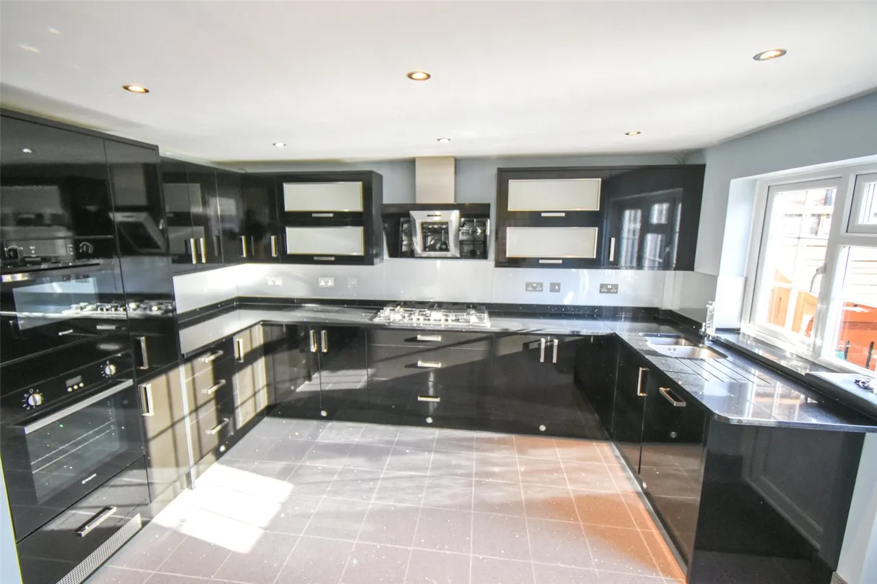 Bell Meadow Road, Hook, Hampshire, RG27 9HJ, photo 4