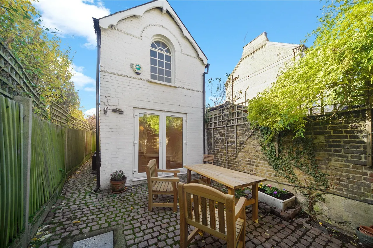 2 bed house to rent, Ouseley Road, London, SW12