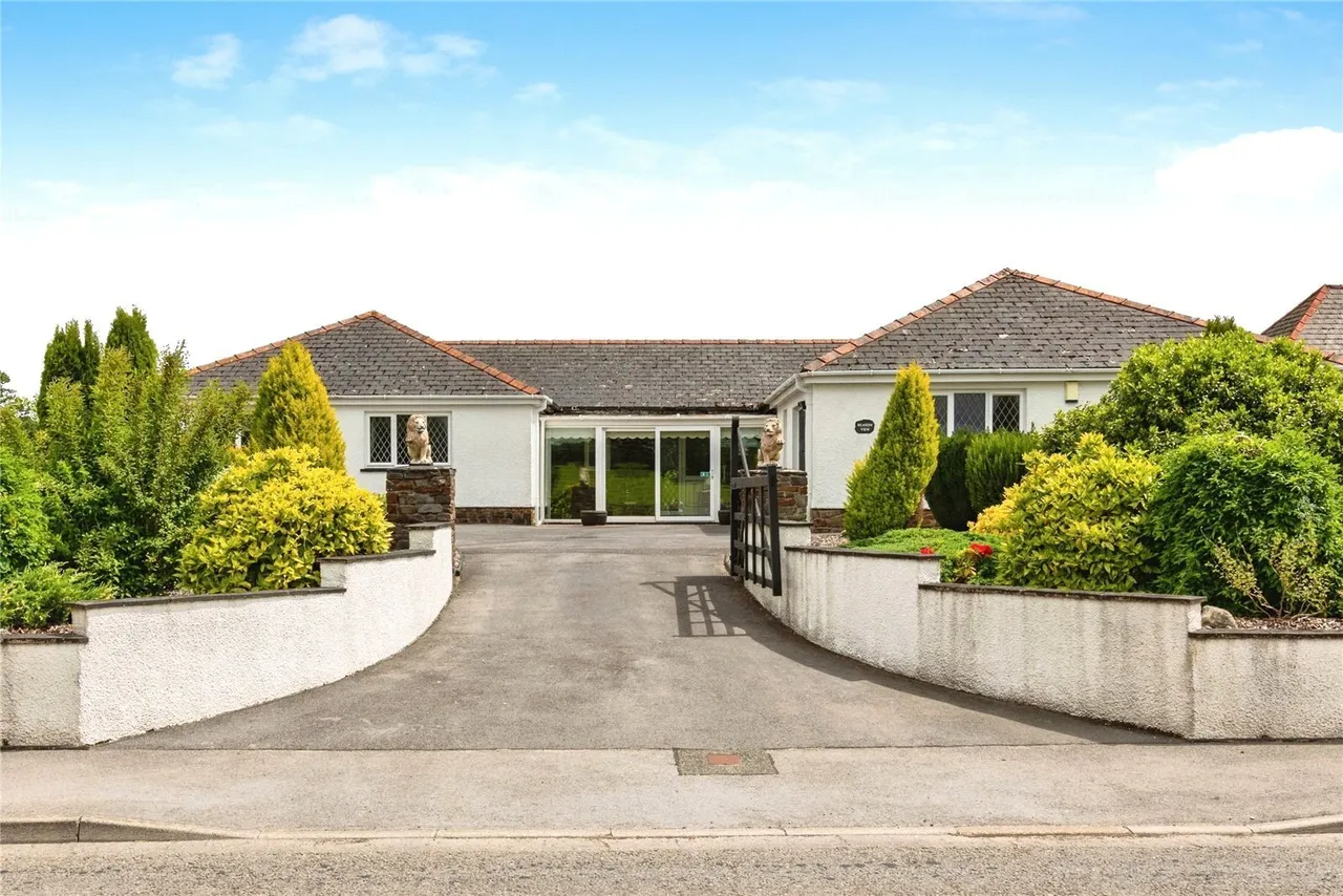 4 bed house for sale, Heol Cennen, Ffairfach, SA19