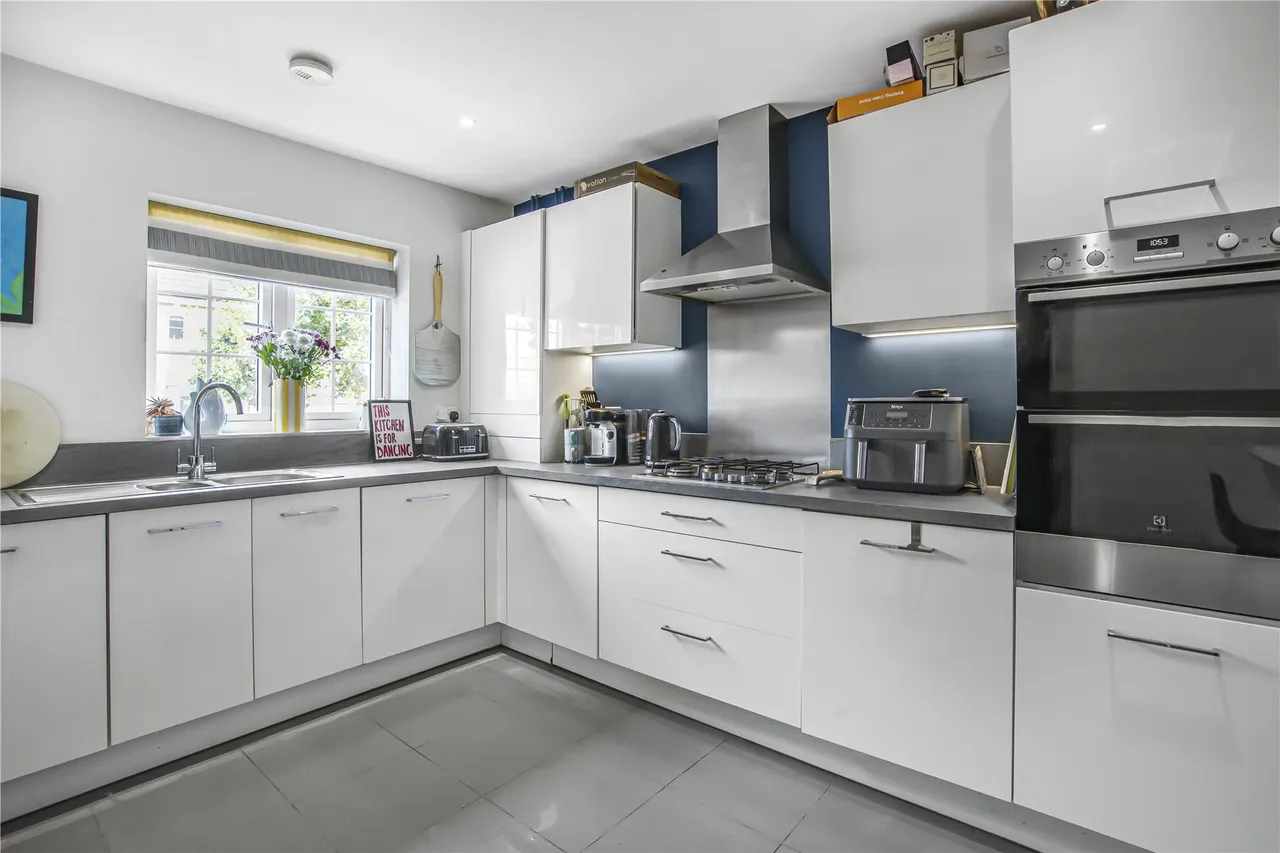 Brookwood Farm Drive, Knaphill, GU21, photo 2