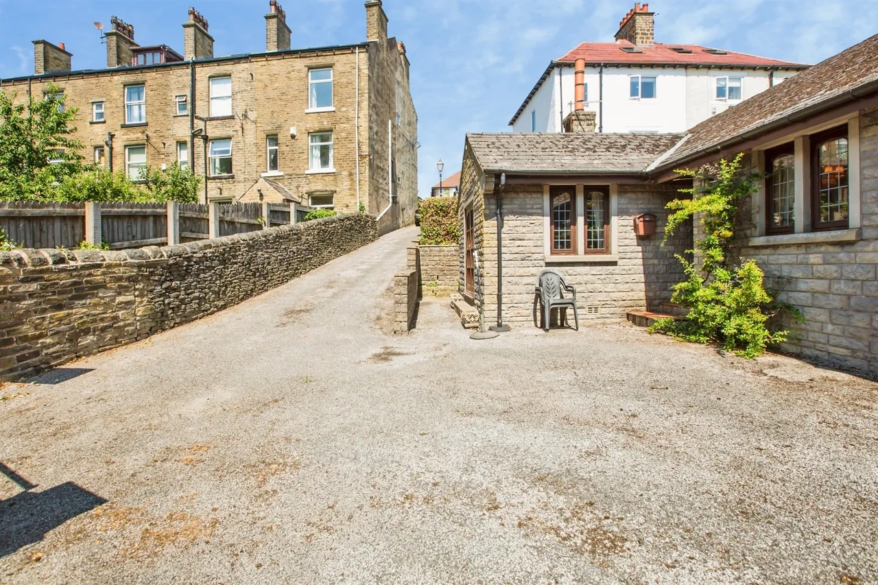 Dudwell Lane, Halifax, photo 11