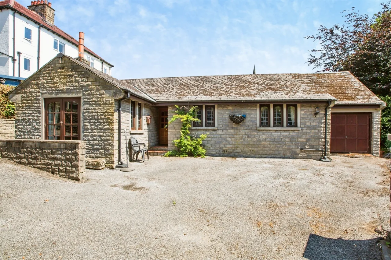 2 bed house for sale — Dudwell Lane, Halifax