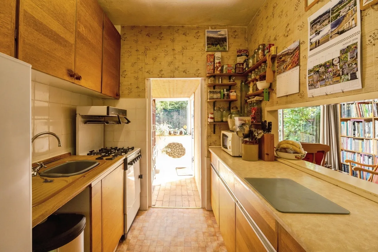 Higham Hill Road, London, E17, photo 15