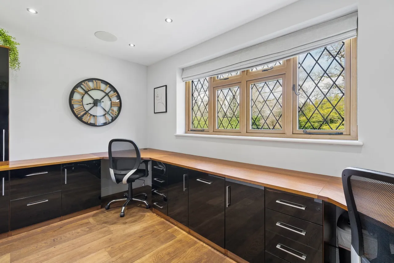 Dorney Wood Road, Burnham, Buckinghamshire. SL1, photo 8