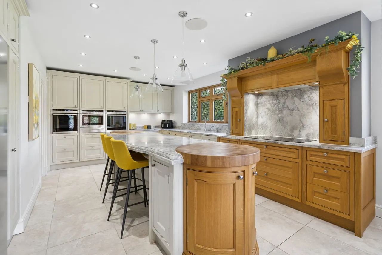 Dorney Wood Road, Burnham, Buckinghamshire. SL1, photo 5