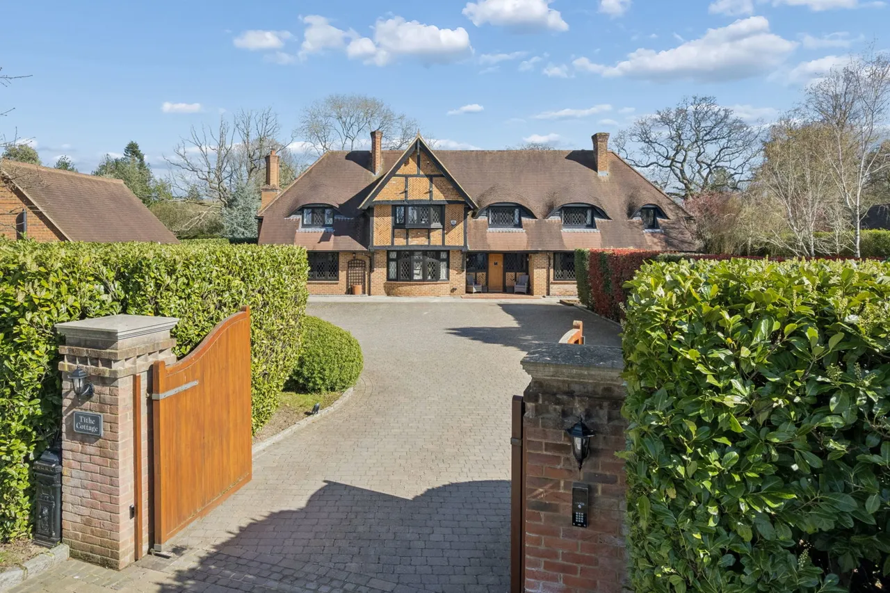 Dorney Wood Road, Burnham, Buckinghamshire. SL1, photo 3