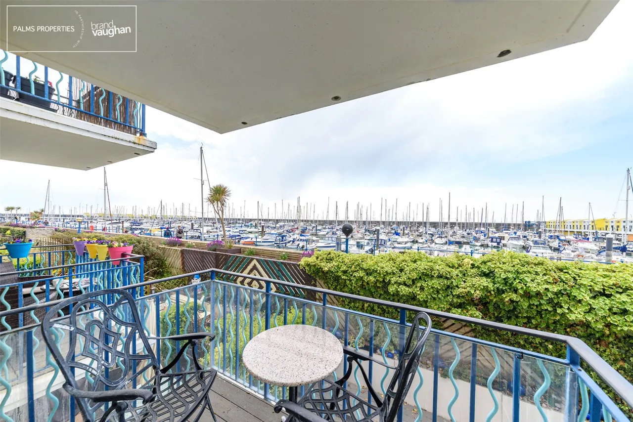 3 bed flat to rent, The Strand, Brighton, BN2