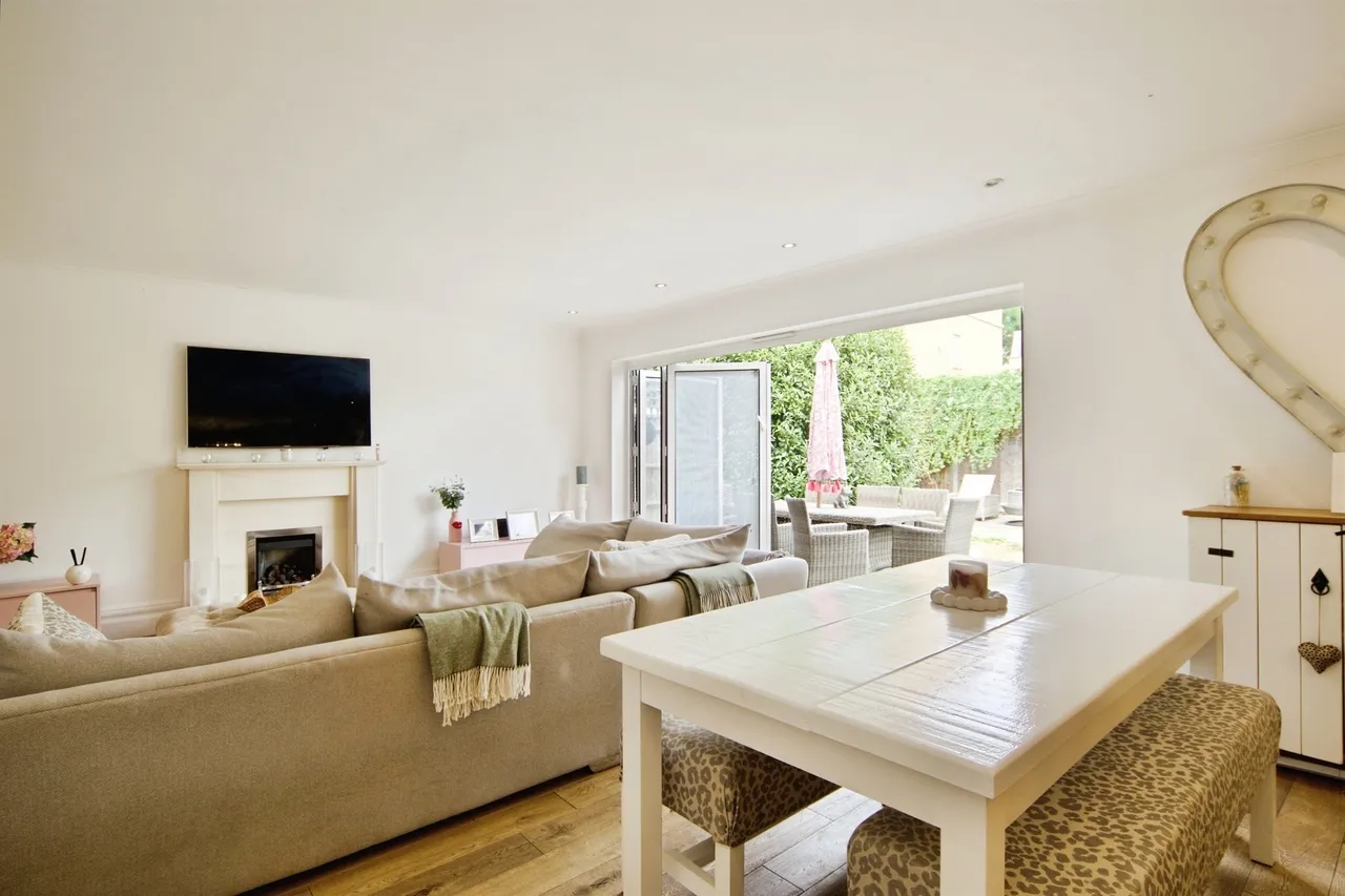High Road, Wormley, Broxbourne, photo 5