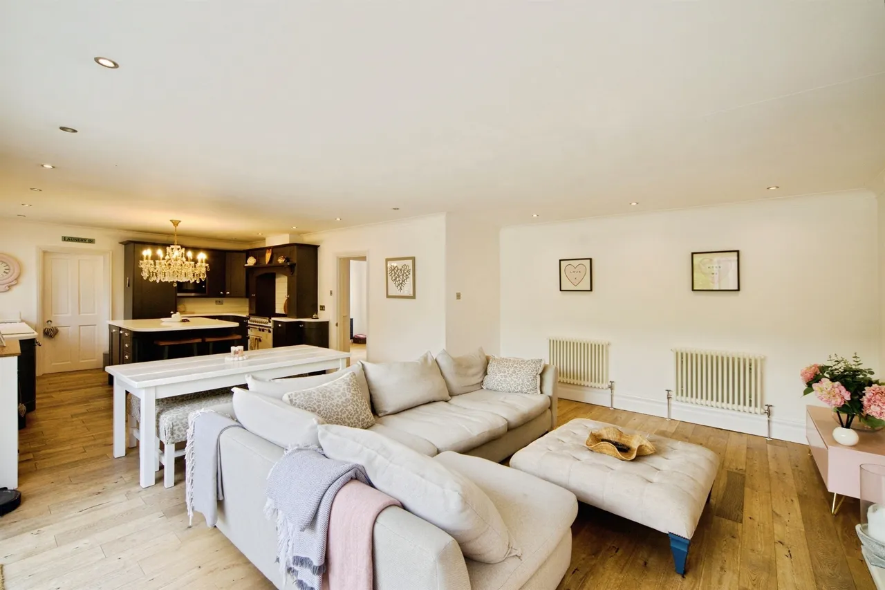 High Road, Wormley, Broxbourne, photo 4