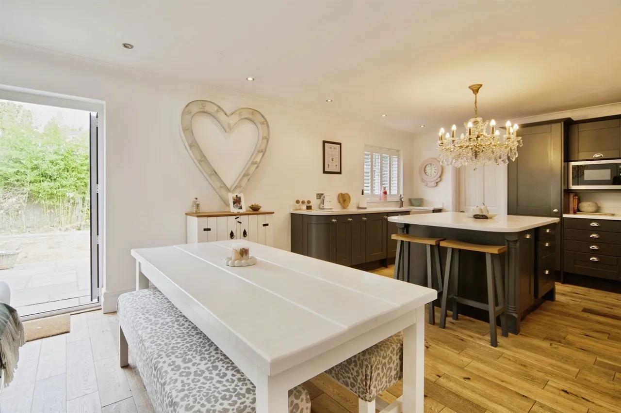 High Road, Wormley, Broxbourne, photo 8