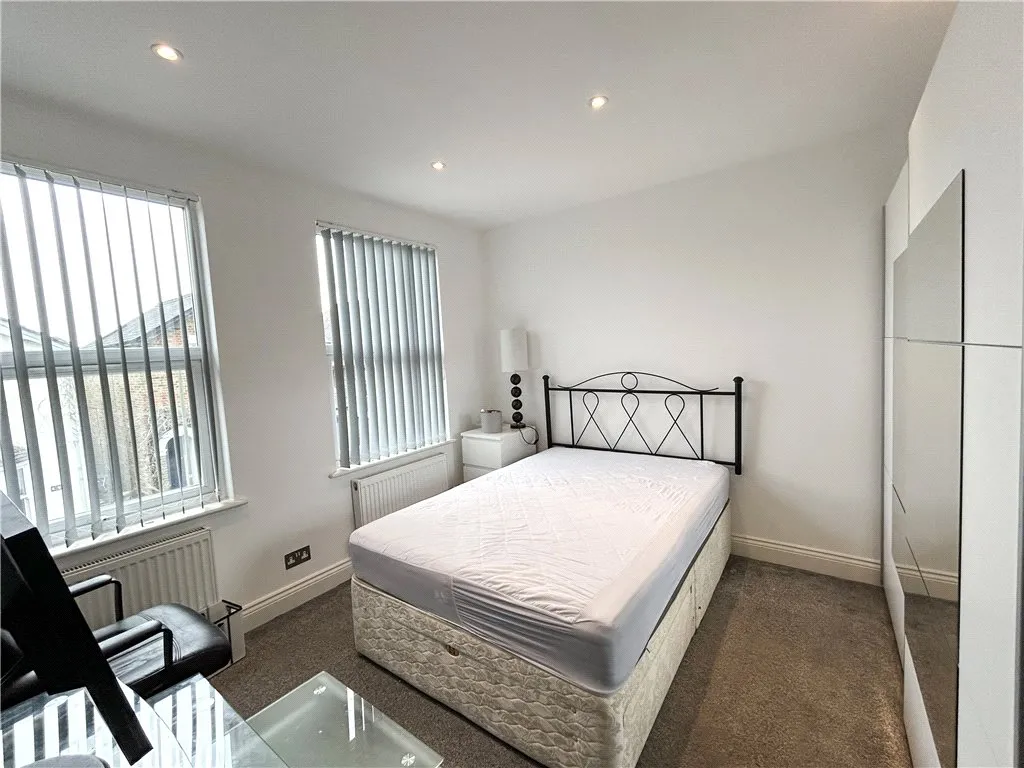 1 bed house to rent, Hummer Road, Egham, TW20