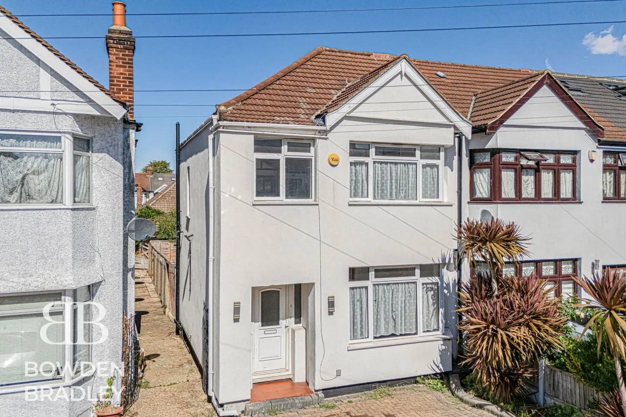 3 bed house for sale — Geneva Gardens, Chadwell Heath, RM6