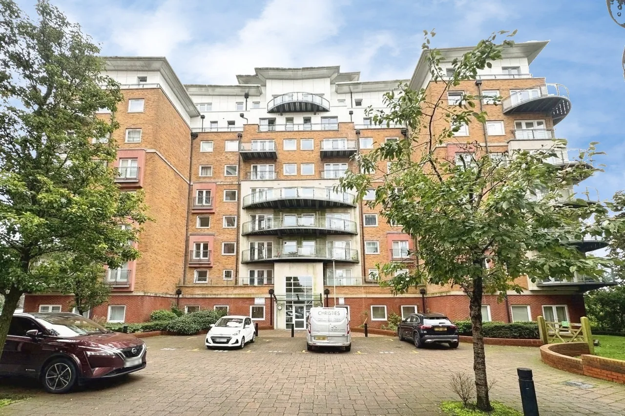 2 bed flat for sale — Winterthur Way, Basingstoke, Hampshire, RG21 7UE