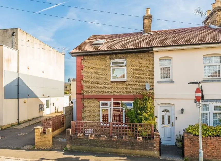 3 bed house for sale — Station Road, Hounslow, TW3