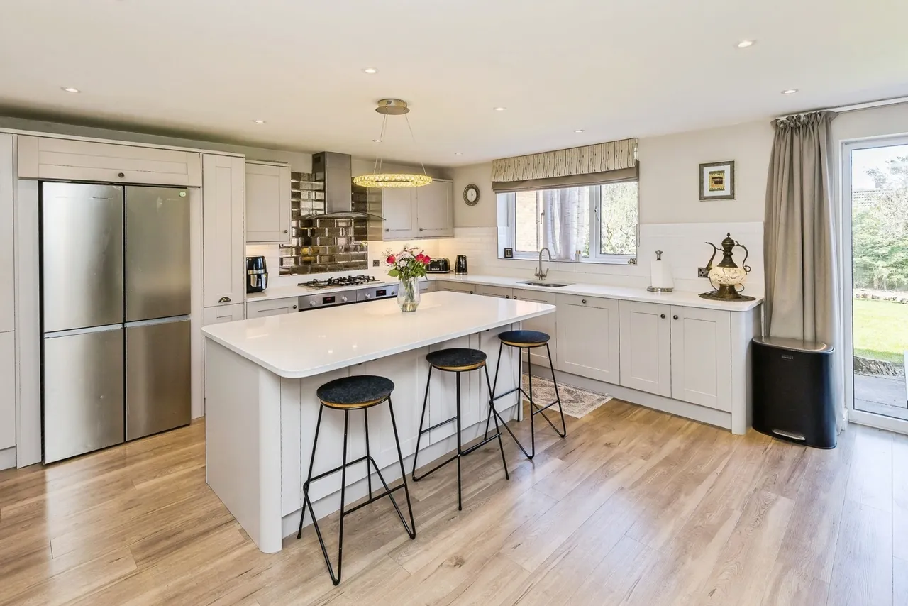 Barnston Court, Mickle Trafford, CH2, photo 4
