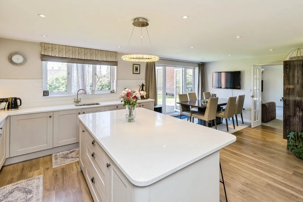 Barnston Court, Mickle Trafford, CH2, photo 6