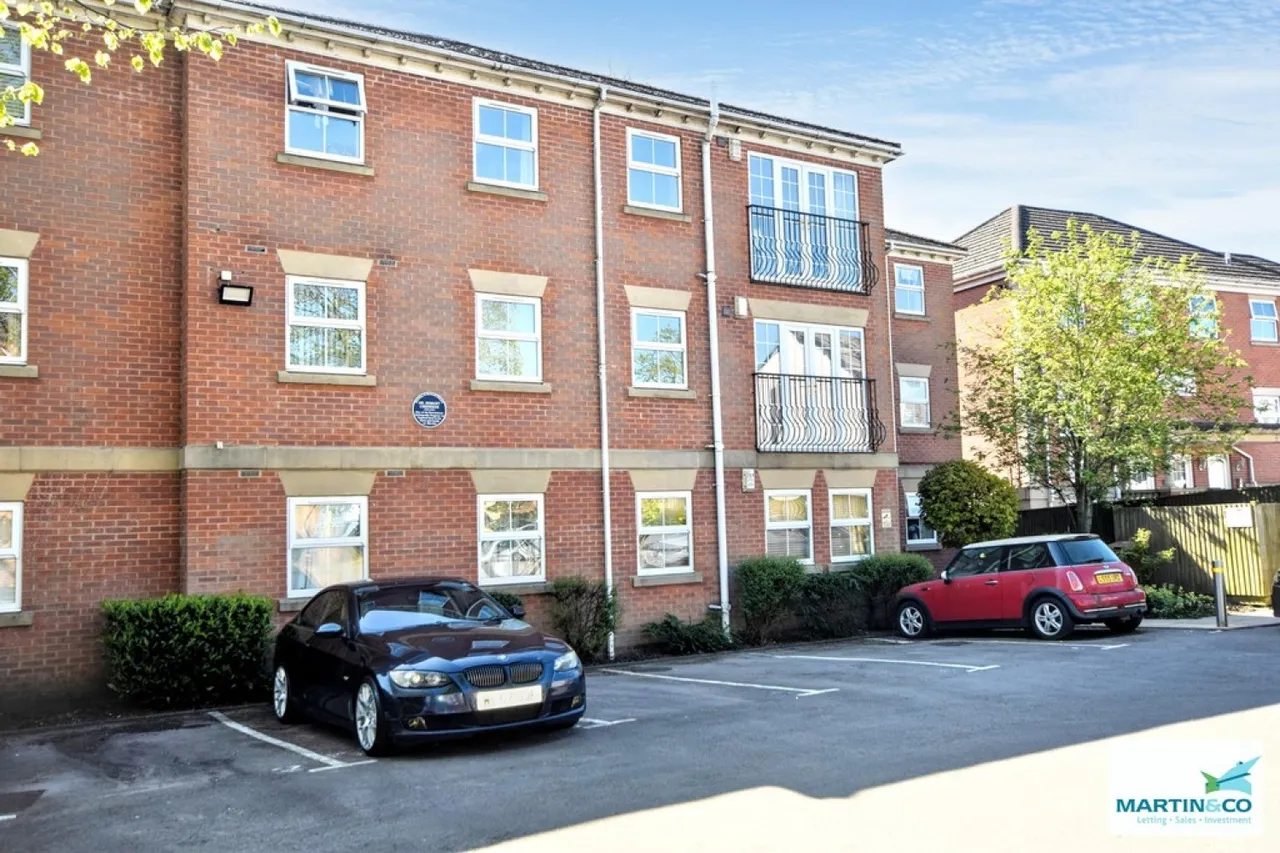 2 bed flat for sale — Queens Park Court, Hinckley