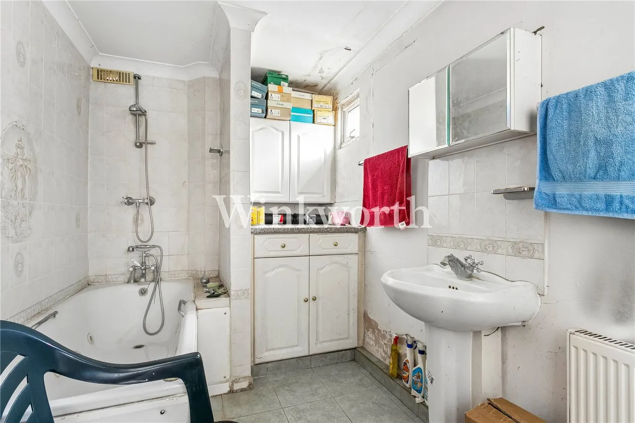 Pymmes Road, London, N13, photo 11