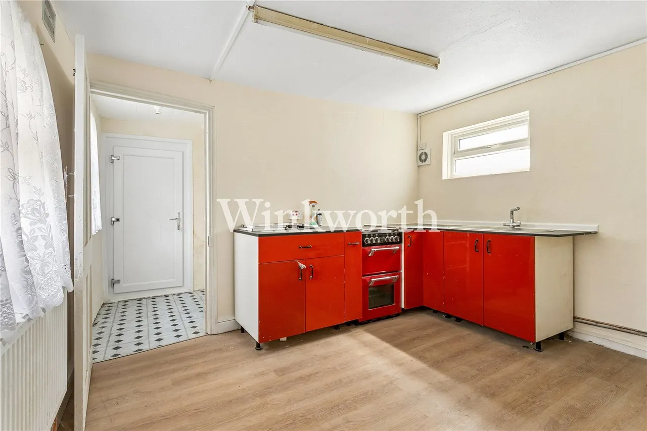 Pymmes Road, London, N13, photo 3